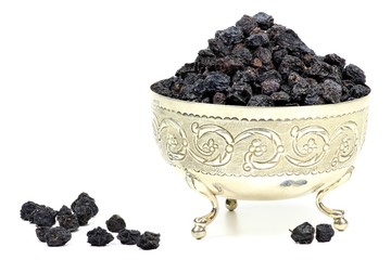 getrocknete Aroniabeeren in einer Silberschale isoliert auf weißem Hintergrund