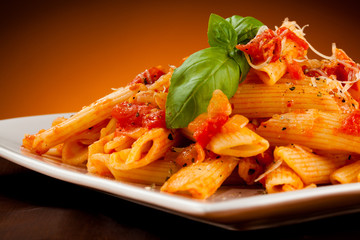 Penne, tomato sauce and vegetables 