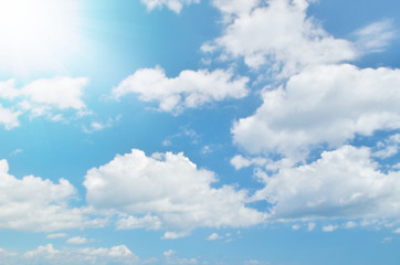 Fototapety  Białe chmury i błękitne niebo ze światłem słonecznym.