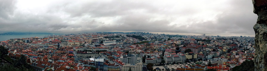 Fototapeta na wymiar Lisbonne vue du château Maure par temps couvert