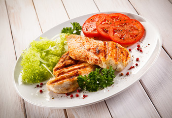 Grilled chicken fillet and vegetables 