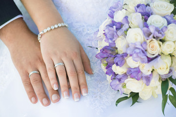 Obraz na płótnie Canvas brride and groom hands with wedding rings