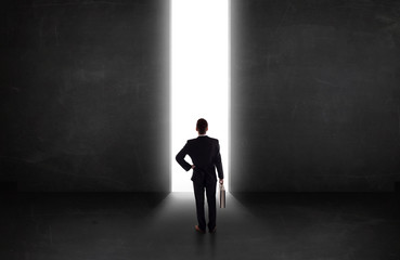 Obraz premium Business person looking at wall with light tunnel opening