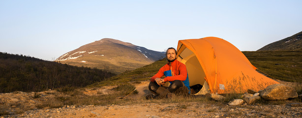 Camping auf dem Kungsleden bei Sonnenuntergang