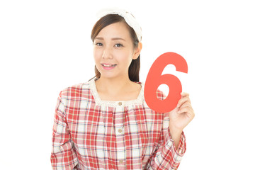 数字を持つ笑顔の女性