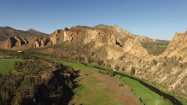 Aerial Oregon Smith Rock State Park
Aerial video of Smith Rock State park in Oregon.
