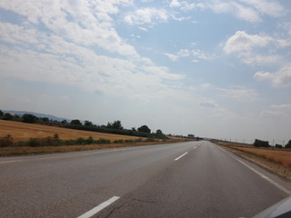 Дорога с разметкой в летний солнечный день