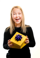 Mädchen öffnet ein Geschenk und lächelt vor Freude
