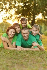 Fototapeta premium Rodzina odpoczywa w letnim parku