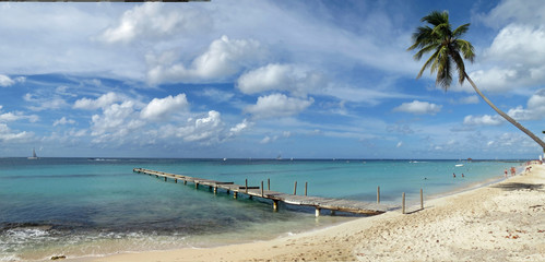 panorama sur plage et lagon sur la côte des Caraïbes