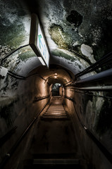 廃墟の地下階段