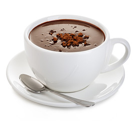 Warme chocolademelk close-up geïsoleerd op een witte achtergrond.