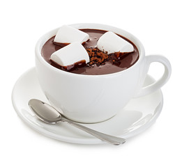 Warme chocolademelk met marshmallows close-up geïsoleerd op een witte achtergrond.