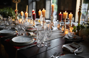 Table setting set with candles and flowers