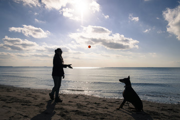 愛犬と遊ぶ女性