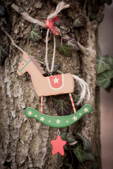 Weihnachtliche Dekoration am Baum
