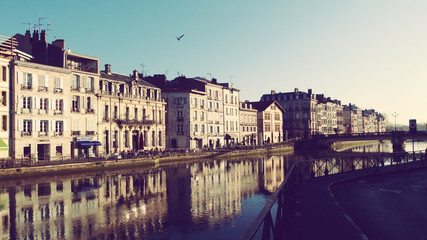 Naklejka premium Bayona Baiona Francia Vista del rio