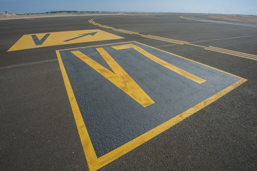Directional sign markings on a runway