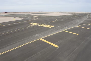 Crédence de cuisine en verre imprimé Aéroport Aerial view of an airport runway