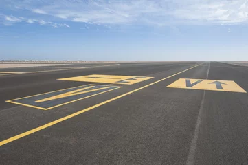 Photo sur Plexiglas Aéroport Marquages directionnels sur une piste