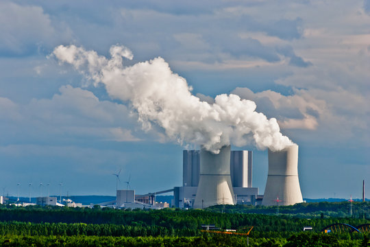 K&uuml;hlt&uuml;rme von Braunkohlekraftwerk Lippendorf in Sachsen