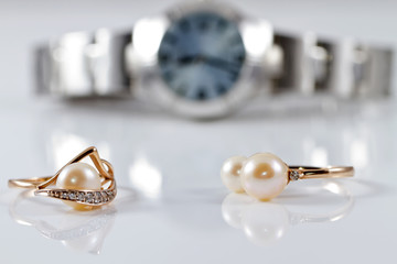 Gold rings with pearls of different styles on the background wat