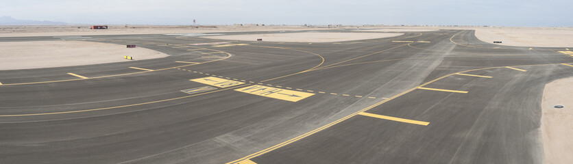 Luchtfoto van een landingsbaan van een luchthaven