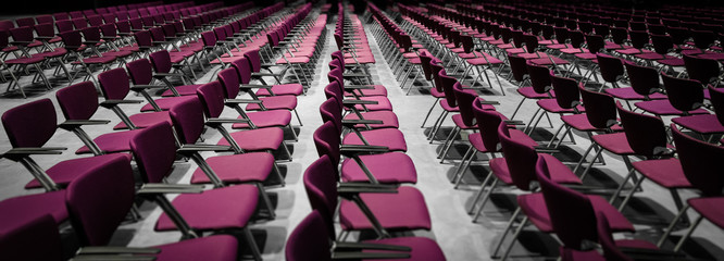 Saal voll Stühle in Reihen