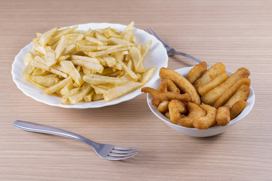 Patatas fritas con rabas de calamar.