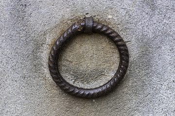 anello di ferro appeso nel muro