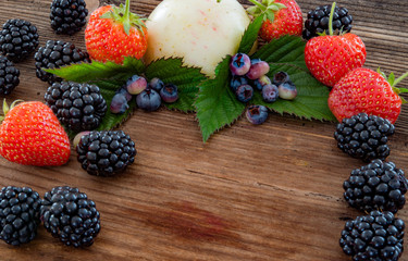 frisches Obst auf rustikalem Holz
