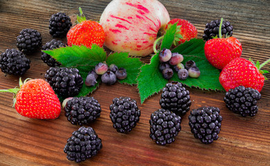 frisches Obst auf rustikalem Holz
