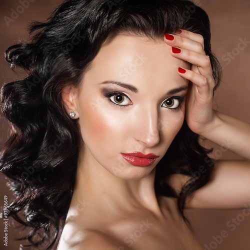 "Красивая девушка брюнетка с визажем на коричневом фоне" Stock photo ...