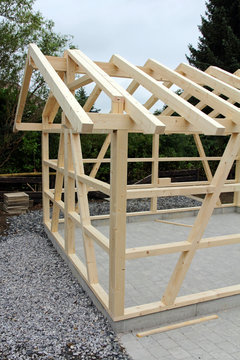 Der Neubau eines kleinen Holzhauses