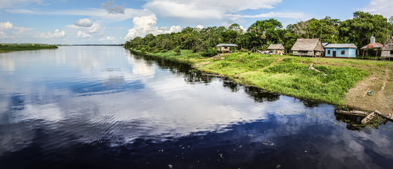 Reflet du nuage sur un affluent aux eaux noires de l& 39 Amazone.