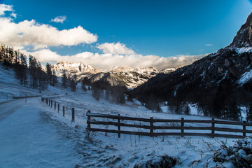 Naklejka premium wind and cold on a road in a winter evening in the italian dolom