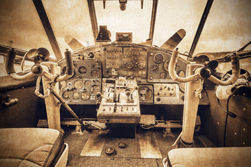 Cockpit-Ansicht des alten Retro-Flugzeugs.