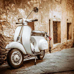 Naklejka premium Włoski skuter w Grungy Alley, Vintage Mood