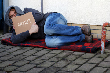 Bettler mit Schild 