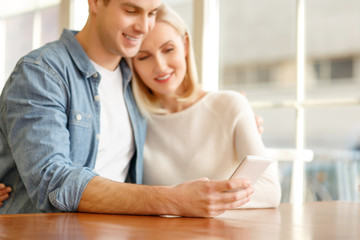 Obraz premium Loving couple sitting in the cafe 