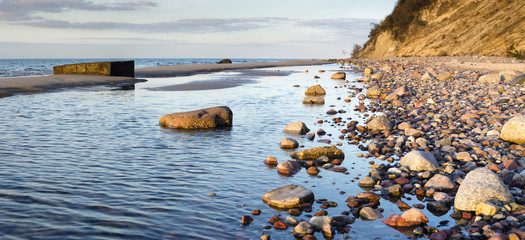 Kamienista plaża pod klifem w Wolińskim Parku Narodowym © Mike Mareen