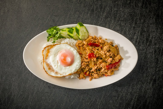 ガパオライス　タイのグルメ　 Phad Bai Gaprao Gai Sap Thai dish