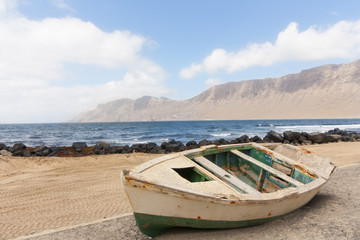 Fototapeta na wymiar fishing boat on the sand