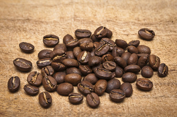 ganze Kaffeebohnen freigestellt