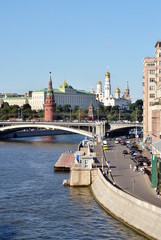 Obraz premium Moscow Kremlin and the Moskva River (Moscow River) quay with cruise boats.
