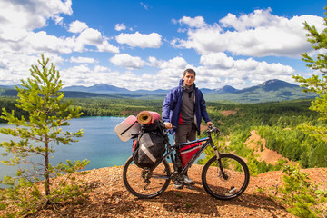 Obraz premium Traveler cyclist in the mountains