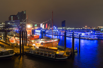 Fototapeta premium hamburg harbor ships germany at night