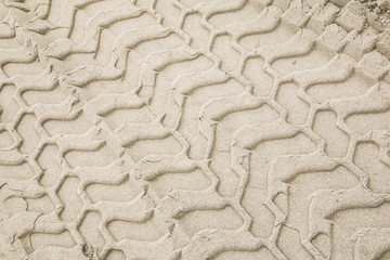 Reifenspuren im Sand