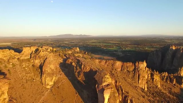 Aerial Oregon Smith Rock State Park
Aerial video of Smith Rock state Park in Oregon 