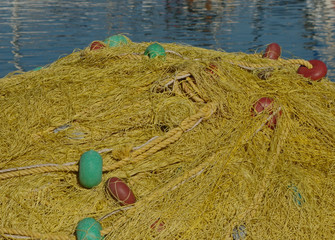 Leuchtend gelbe Fischernetze in einem griechischen Hafen